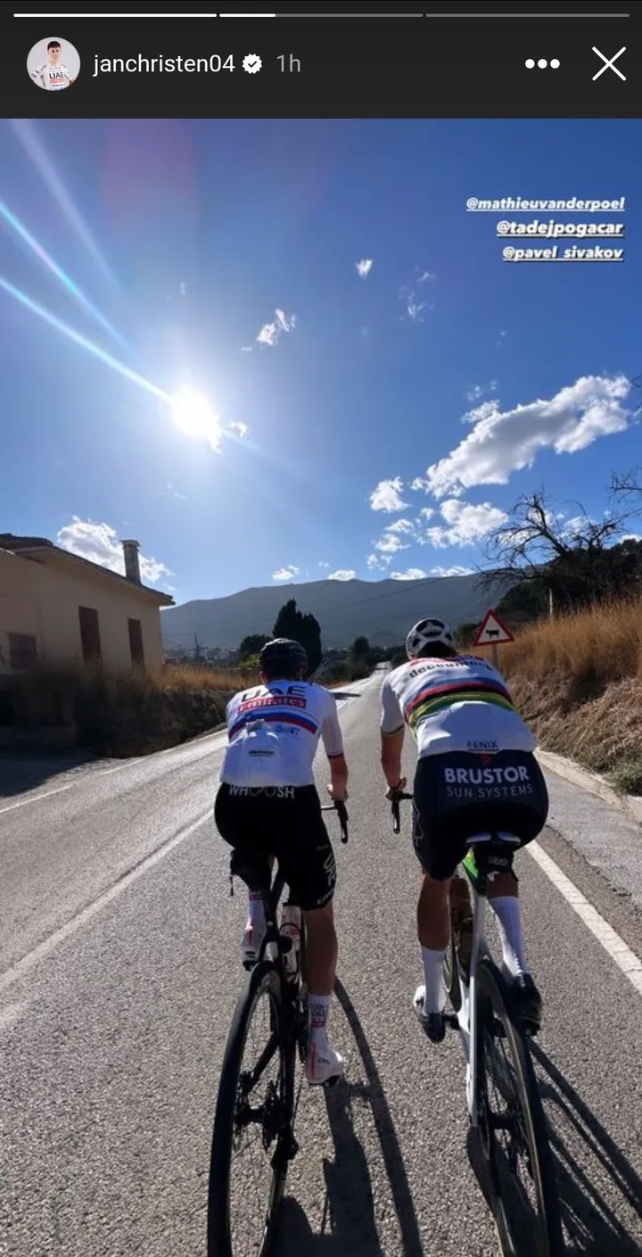 Instagram Bild Pogacar und Van der Poel auf Straße nebeneinander fahrend<br>