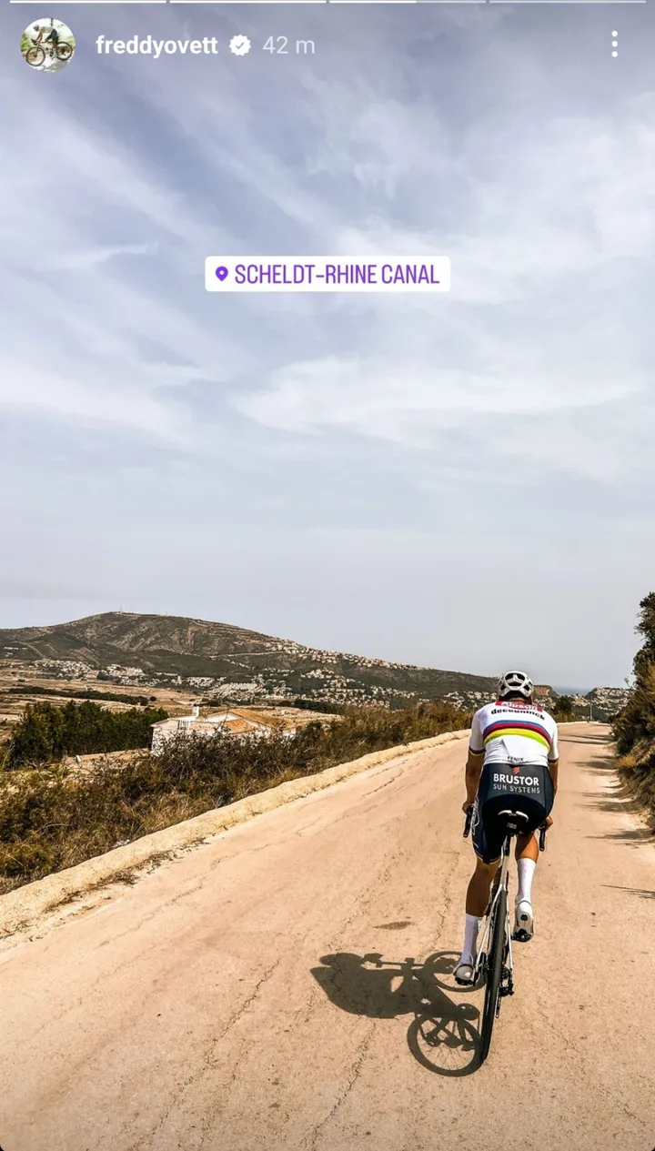 Instagram Bild Freddy Ovett Mathieu van der Poel auf Rad von hinten in Spanien<br>