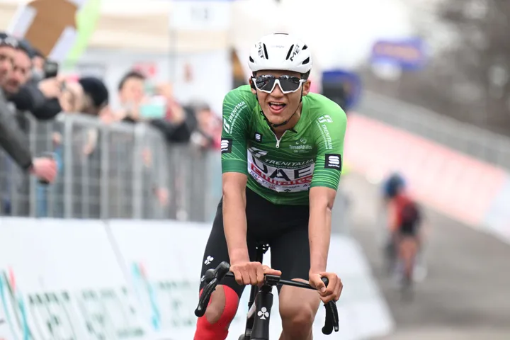 Bild Isaac del Toro im Zielbereich auf dem Rad im grünen Trikot<br>