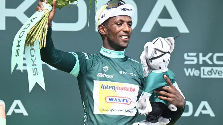 Biniam Girmay trägt das Grüne Trikot bei der Tour de France 2024