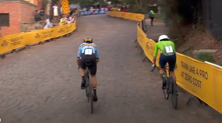 Remco Evenepoel überholt Tadej Pogacar auf dem Kopfsteinpflaster an der Cote de Kimihurura