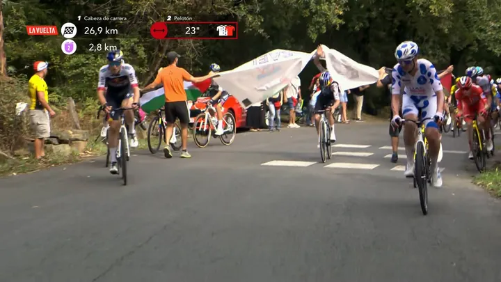 Tom Pidcock fährt durch eine Straßensperre auf dem Alto del Vivero