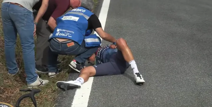 Mikel Landa liegt nach einem schweren Sturz auf der Straße