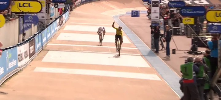 Van Aert sprintete Pogacar davon und gewann sein erstes Paris–Roubaix