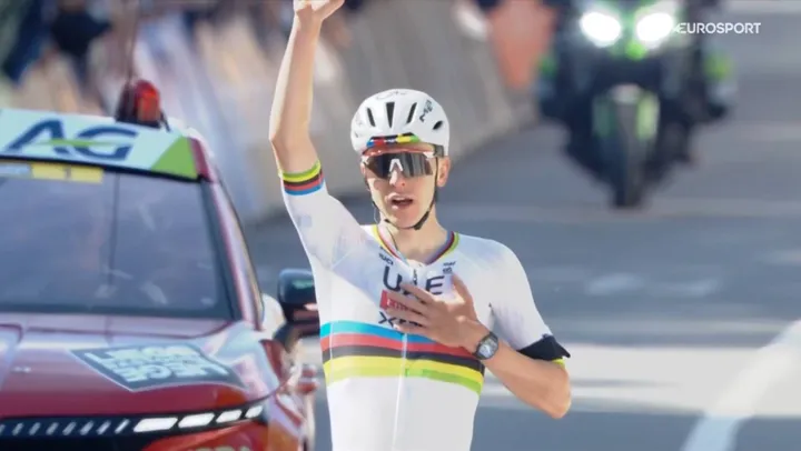 Tadej Pogacar feiert seinen Sieg bei Lüttich–Bastogne–Lüttich 2026