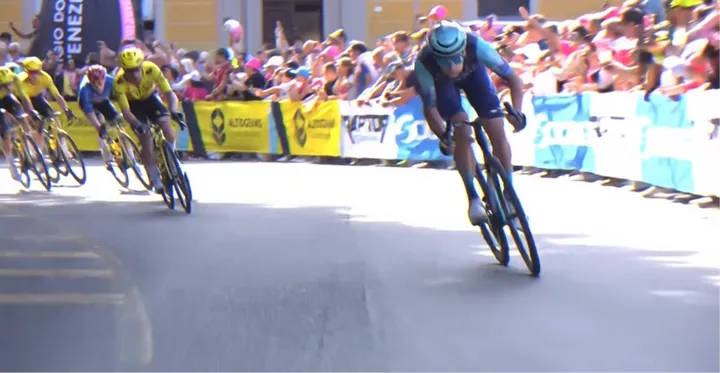 Der Moment, in dem Alec Segaert seine Attacke zum Sieg auf Etappe 12 des Giro d’Italia 2026 lanciert.