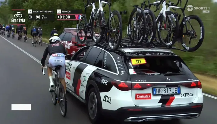UAE Team Emirates - XRG Wagen mit zerbrochener Heckscheibe auf Etappe 5