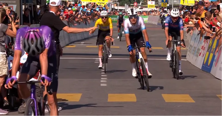 Pogacar überquert die Ziellinie auf Etappe 2 der Tour de Suisse