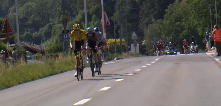 Bart Lemmen erhöhte das Tempo, doch Lenny Martinez und Nairo Quintana reagierten sofort. Das Trio führte das Rennen eine Weile an, bis Martinez attackierte. Der junge Franzose schien auf Siegkurs, doch Pogacar holte ihn 900 Meter vor dem Ziel ein.