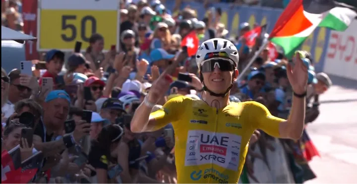 Pogacar reißt die Arme hoch nach dem Gewinn von Etappe 5 und dem Gesamtsieg bei der Ronde van Zwitserland.
