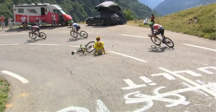 Torstein Traeaen stürzte schwer in der Abfahrt vom Tourmalet. Nach Untersuchung durch die Rennärzte konnte er weiterfahren.