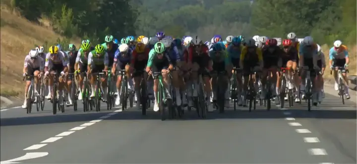 Mit 5 Kilometern bis zum Ziel jagte das Peloton mit voller Wucht den letzten verbliebenen Ausreißer, Liam Slock.