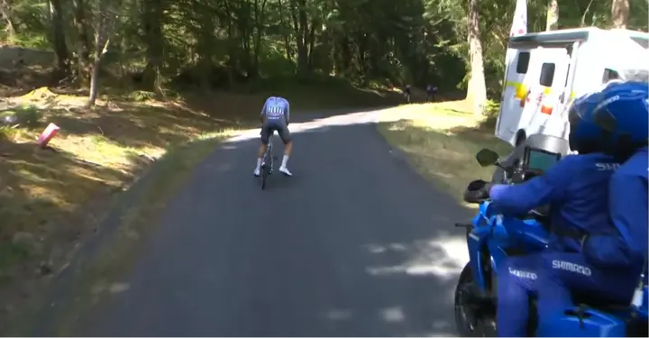 Tom Pidcock konterte Mathieu van der Poels Beschleunigung am letzten Anstieg, erlitt jedoch in der Abfahrt ein Schaltproblem am Hinterrad, das seine Ambitionen beinahe zunichtemachte.