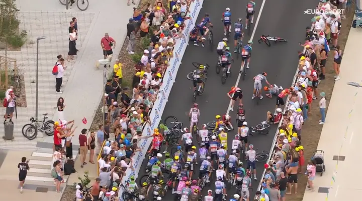 Ein Sturz um etwa 400 Meter vor dem Ziel unter Beteiligung von Fernando Gaviria löste einen Massencrash aus und zerstörte die Siegchancen vieler Fahrer.