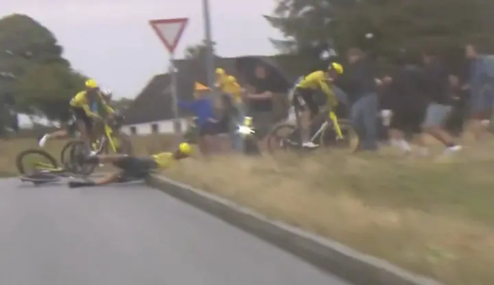 Der Moment, in dem Wout van Aert und mehrere Teamkollegen über den Randstein springen, um einen gestürzten Teamkollegen zu umgehen
