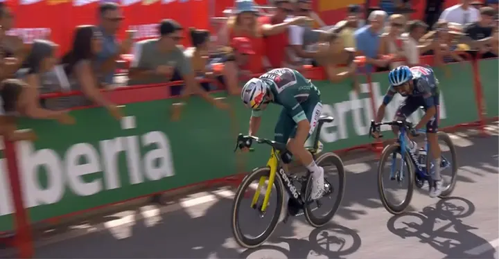 Wout van Aert und Valentin Paret-Peintre eröffnen ihren finalen Sprint zur Entscheidung über den Sieger der 13. Etappe.