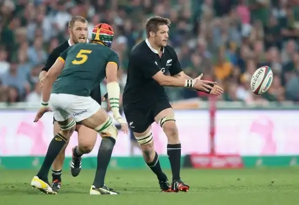 JOHANNESBURG, SOUTH AFRICA - OCTOBER 04: Richie McCaw of the All Blacks passes the ball during the Rugby Championship match between the South African Springboks and the New Zealand All Blacks at Ellis Park Stadium on October 4, 2014 in Johannesburg, South