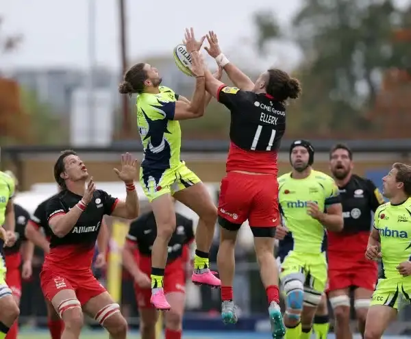BARNET, ENGLAND - OCTOBER 17: Mike Ellery (R) of Saracens and Tom Arscott of Sale Sharks challenge for a high ball during the Aviva Premiership match between Saracens and Sale Sharks at Allianz Park on October 17, 2015 in Barnet, England. (Photo by Clint 