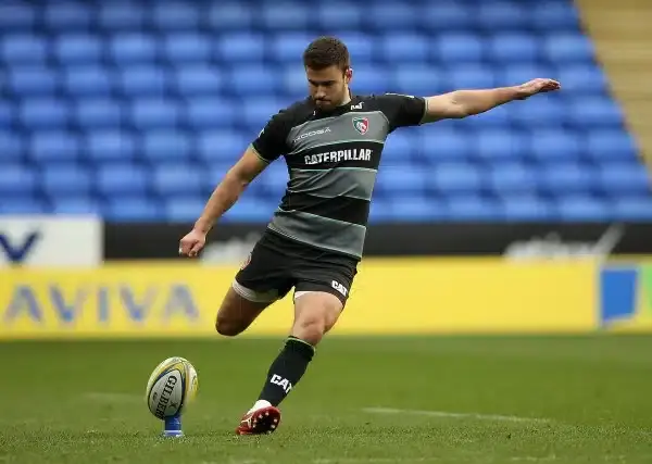 READING, ENGLAND - OCTOBER 18: Tommy Bell of Leicester kicks a penalty during the Aviva Premiership match between London Irish and Leicester Tigers at Madejski Stadium on October 18, 2015 in Reading, England. (Photo by Ben Hoskins/Getty Images)