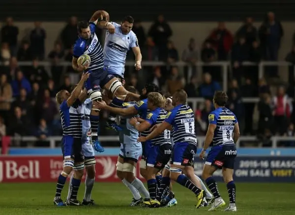 SALFORD, ENGLAND - OCTOBER 23: Josh Beaumont of Sale Sharks wins the ball in the line out during the Aviva Premiership match between Sale Sharks and Worcester Warriors at the AJ Bell Stadium on October 23, 2015 in Salford, England. (Photo by Chris Brunski