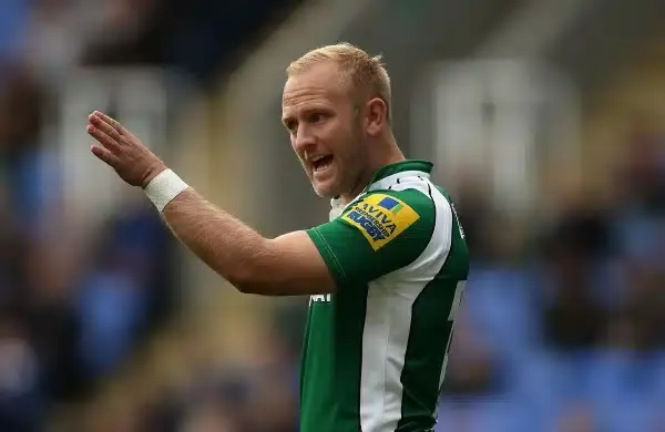 READING, ENGLAND - OCTOBER 18:  Shane Geraghty of London Irish gives instructions during the Aviva Premiership match between London Irish and Leicester Tigers at Madejski Stadium on October 18, 2015 in Reading, England.  (Photo by Ben Hoskins/Getty Images
