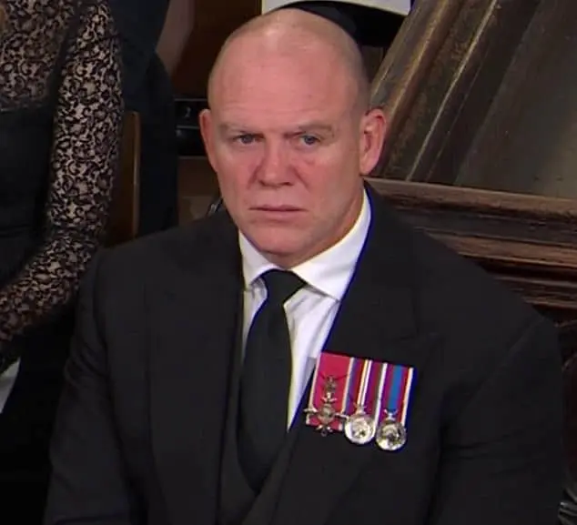62566237 11227177 zara took her seat between husband mike right and brother peter m 22 1663587997825