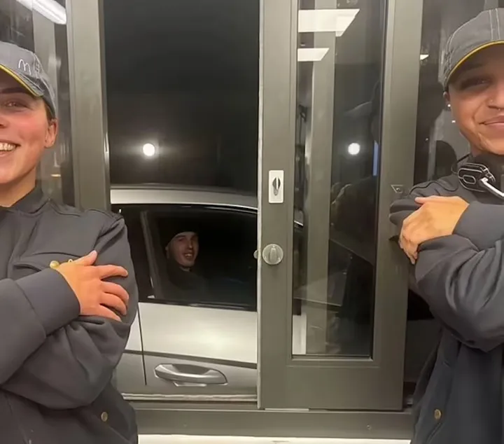 <i>Cole Palmer og de overraskede McDonald's-medarbejdere</i>