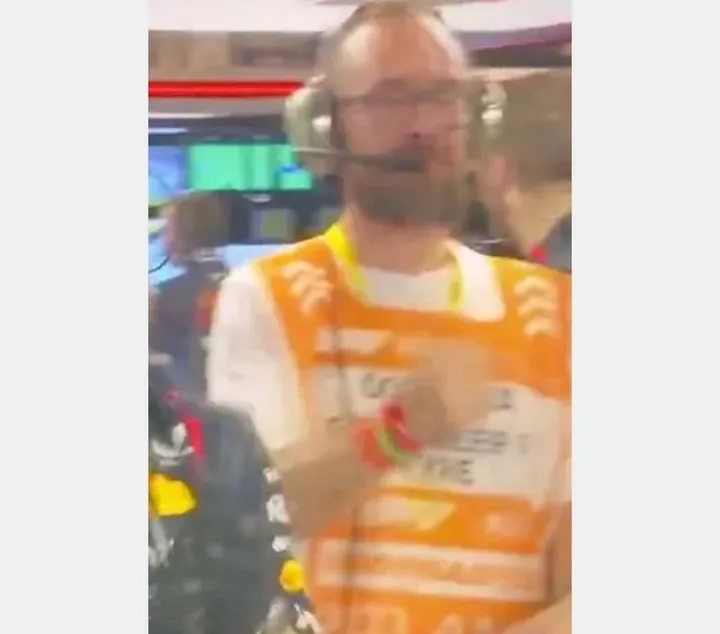 En FIA-offical blev set fejre det øjeblik, der bragte Max Verstappen i front.