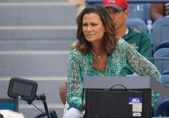 Pam Shriver closely following the action