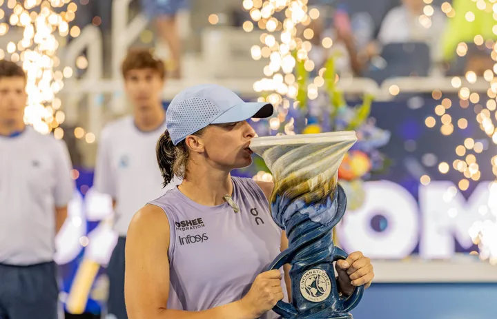 swiatek cincinnati open trophy