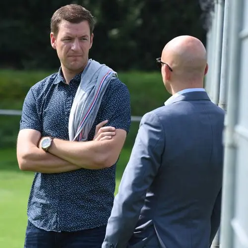 Hoofd scouting Carsten Schüpmann (links) in gesprek met Jan van Halst (rechts)