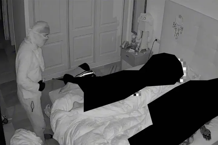 thumb_vk_Gluurgriezel_breekt_s_nachts_in_en_focust_op_naakte_vrouw_in_bed