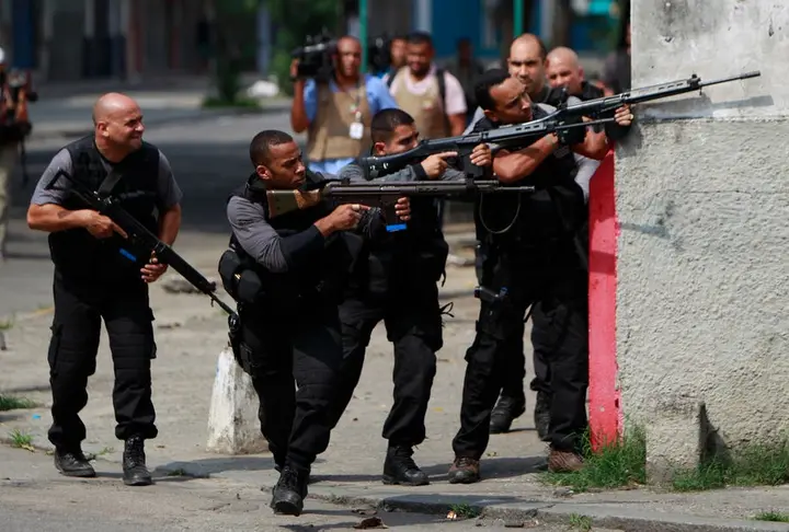 police aim weapons at possible drug traffickers