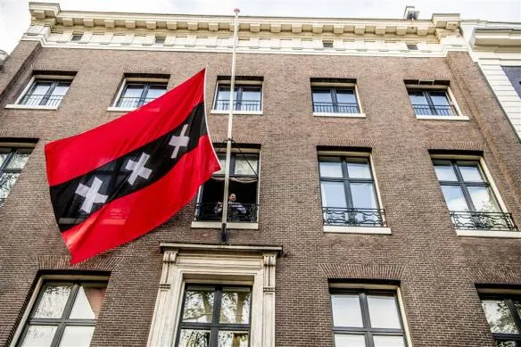 vlaggen halfstok voor van der laan1507281604 584x389