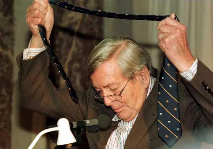 een-iconisch-moment-tijdens-de-uitreiking-van-de-hoofdprijs-van-het-prins-claus-fonds-op-9-december-1998-de-prins-besluit-zijn-stropdas-af-te-doen-en-roept-andere-mannen-op-hetzelfde-te-doen