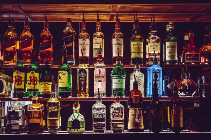 flessen whisky achter een bar