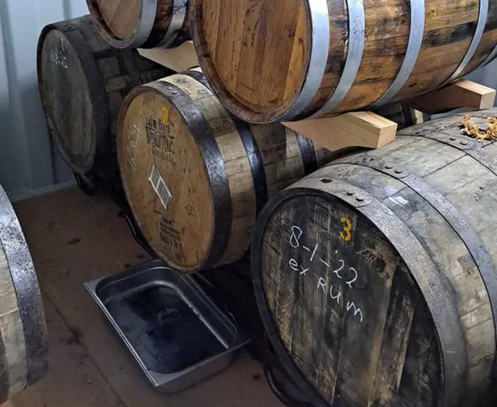 De verschillende vaten waarin De Witte Wieven whisky ligt te rijpen