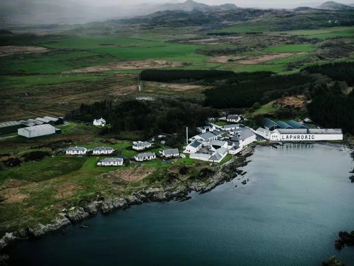 De Laphroaig Distillery vanuit de lucht - Foto: Laphroaig