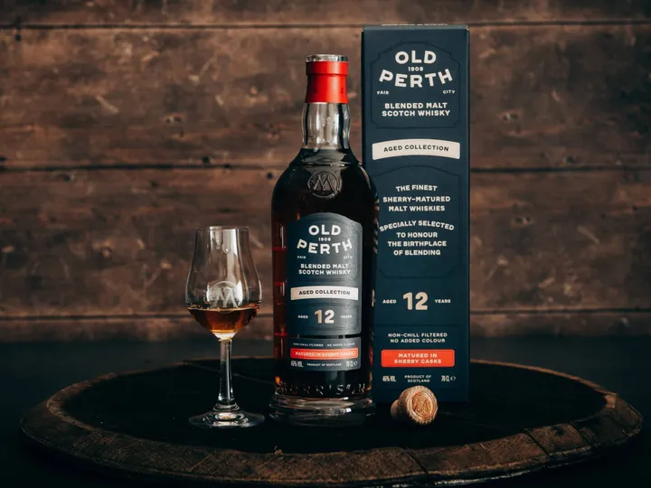 Old Perth met doos en glas