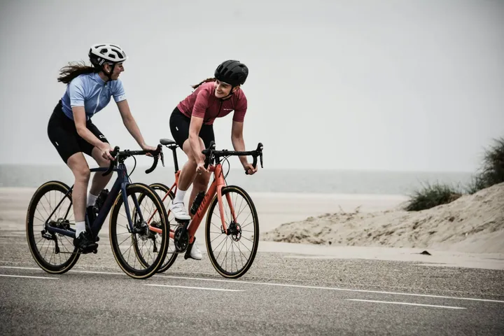Wielertoeristen tijdens een training