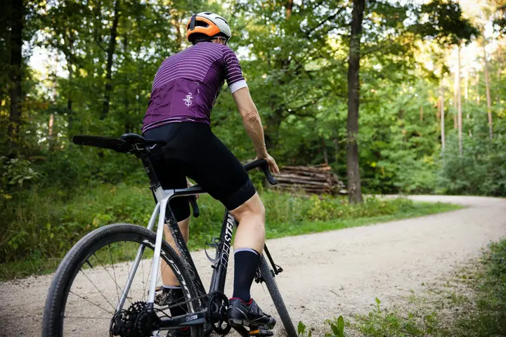 Wielertoerist met zijn gravelbike