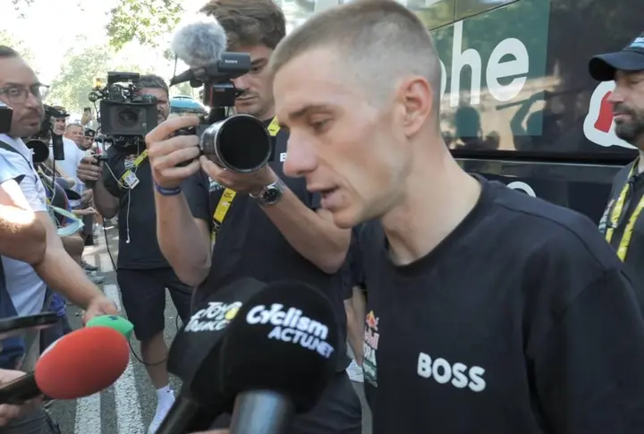 Evenepoel geeft een interview in de Tour