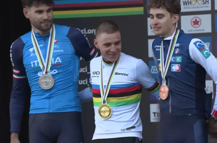 Remco Evenepoel tijdens het WK tijdrijden 2026 in Montréal, waar hij Filippo Ganna met 57 seconden versloeg.