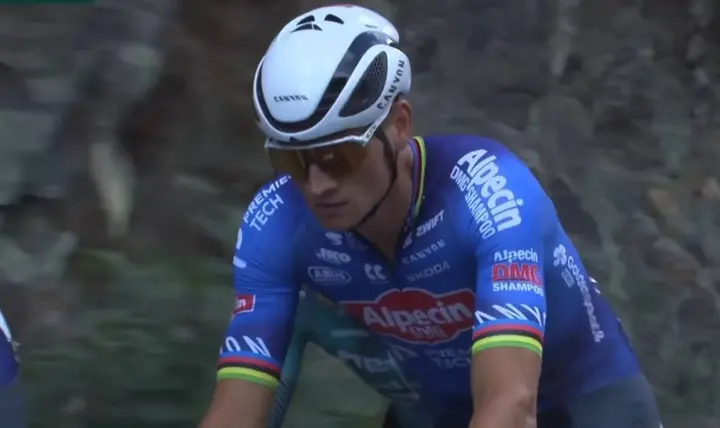 Mathieu van der Poel tijdens zijn lange solo in de Ronde van Luxemburg voor het WK wielrennen 2026.
