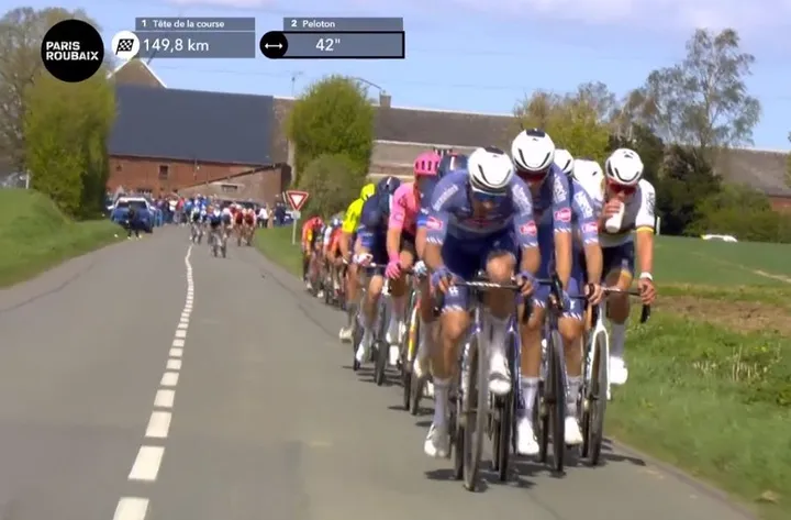 Nog 150 km te gaan: Waaiers in het peloton terwijl Alpecin vooraan rijdt