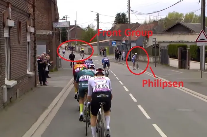 Nog 92 km te gaan: Jasper Philipsen stopt na een lekke band