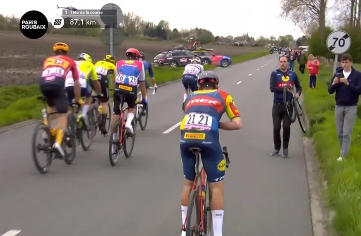88 km te gaan: Mads Pedersen krijgt lekke band