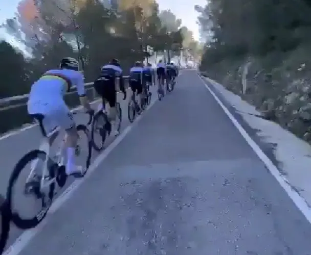 Screenshot van Pogacar achteraan in een lead-out trein op de Coll de Rates. @Alexander Depoorter