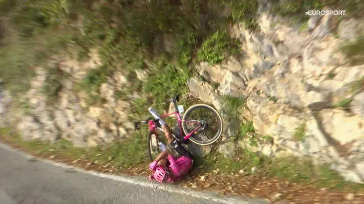 Richard Carapaz crashte in de afdaling en moest opgeven