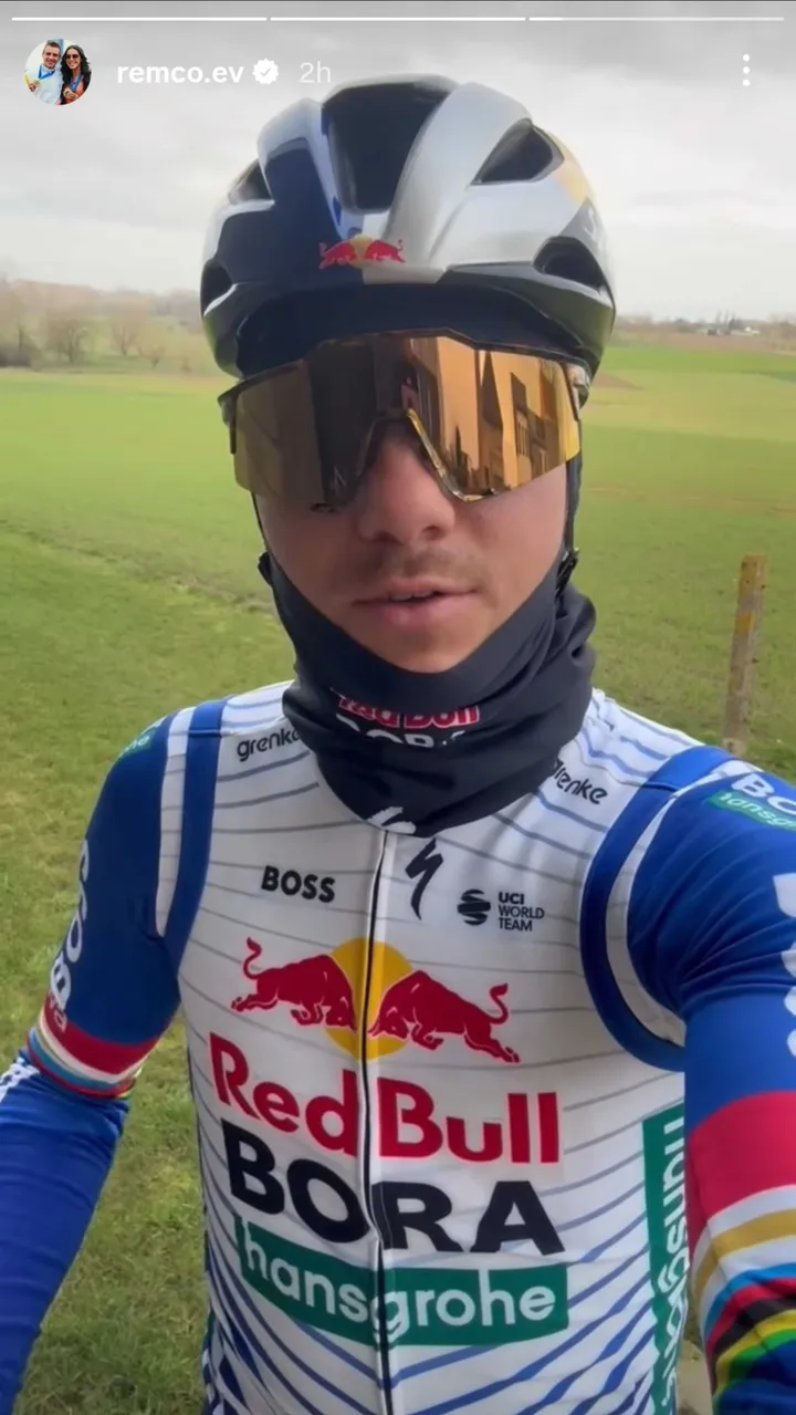 Remco Evenepoel toont zijn nieuwe Red Bull - BORA - hansgrohe-outfit op Instagram